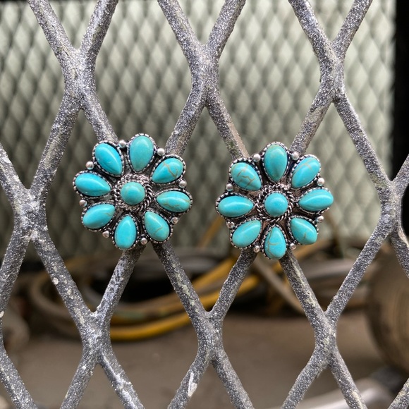 Turquoise flower stud earrings - Picture 1 of 1